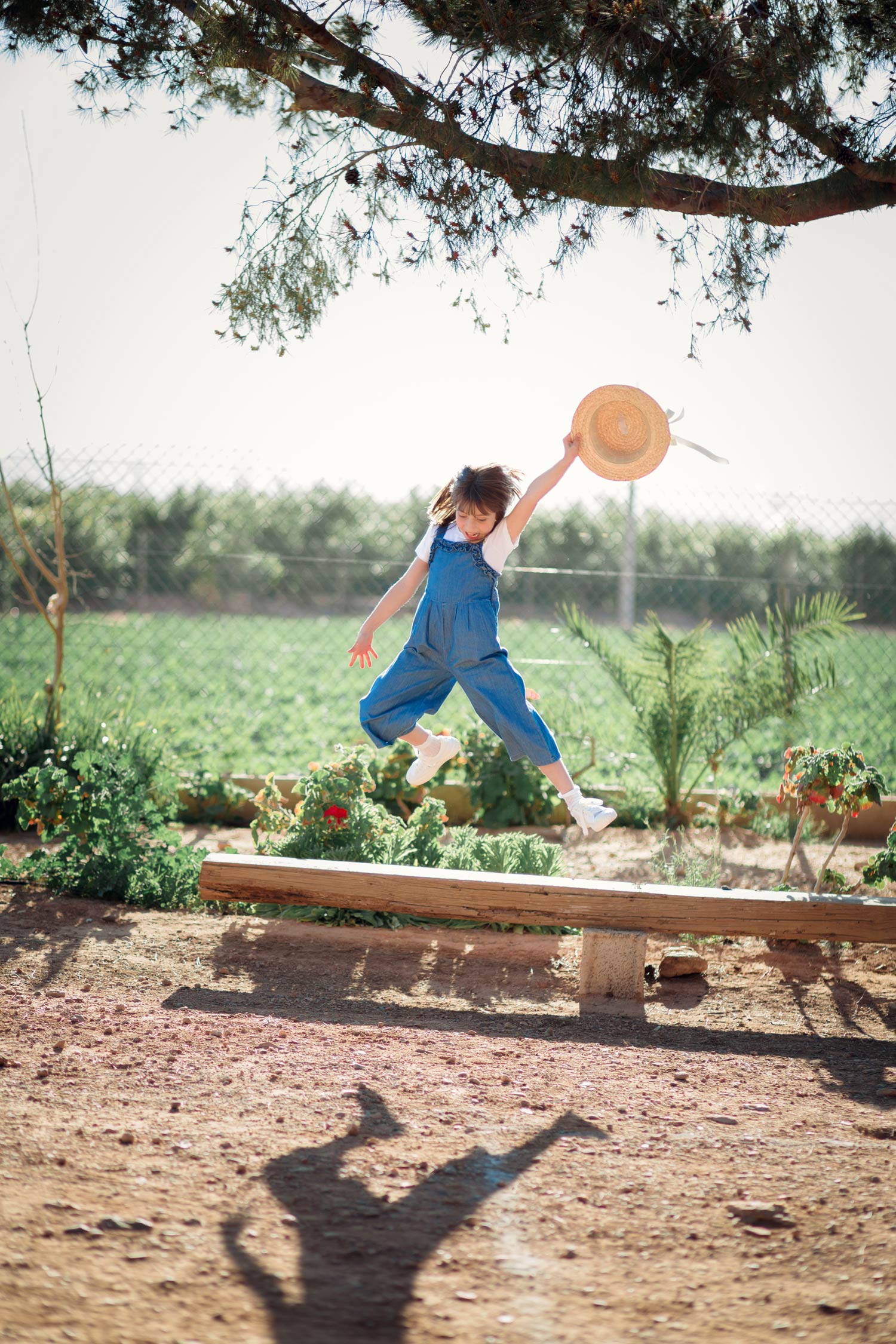Niña saltando en campo, sesión exterior Cartagena